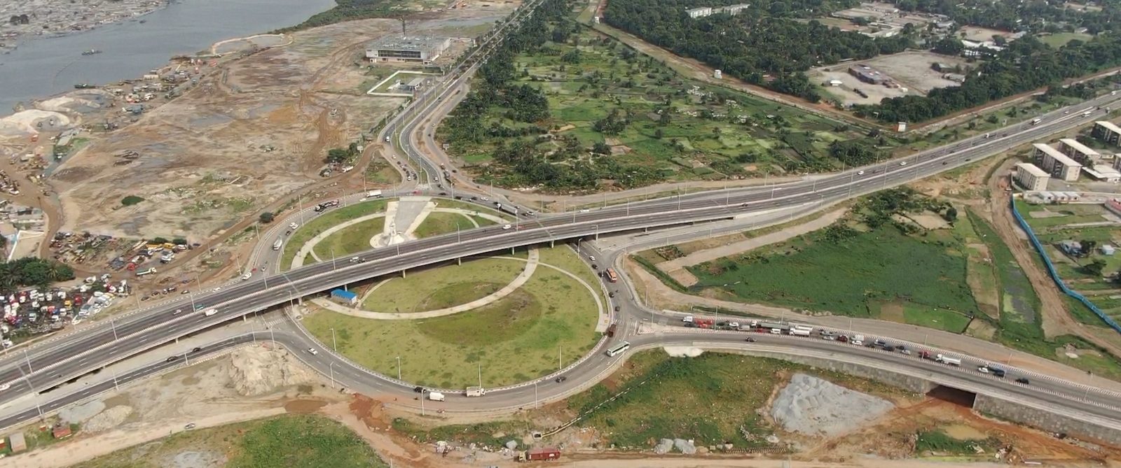 Vue aérienne de l'échangeur Akwaba et de son rond-point