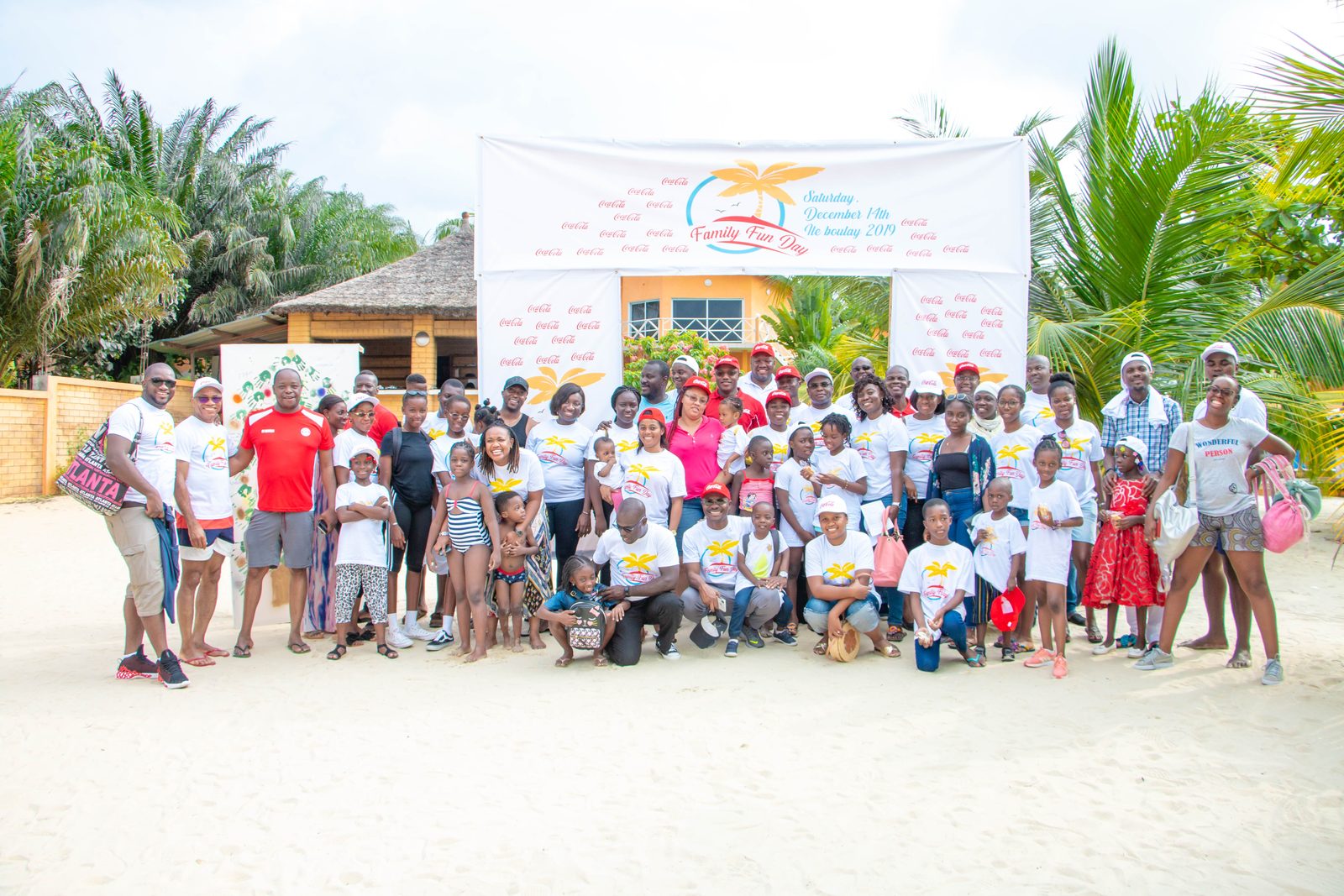 Photo de groupe d'un Family Fun Day d'entreprise sur la plage