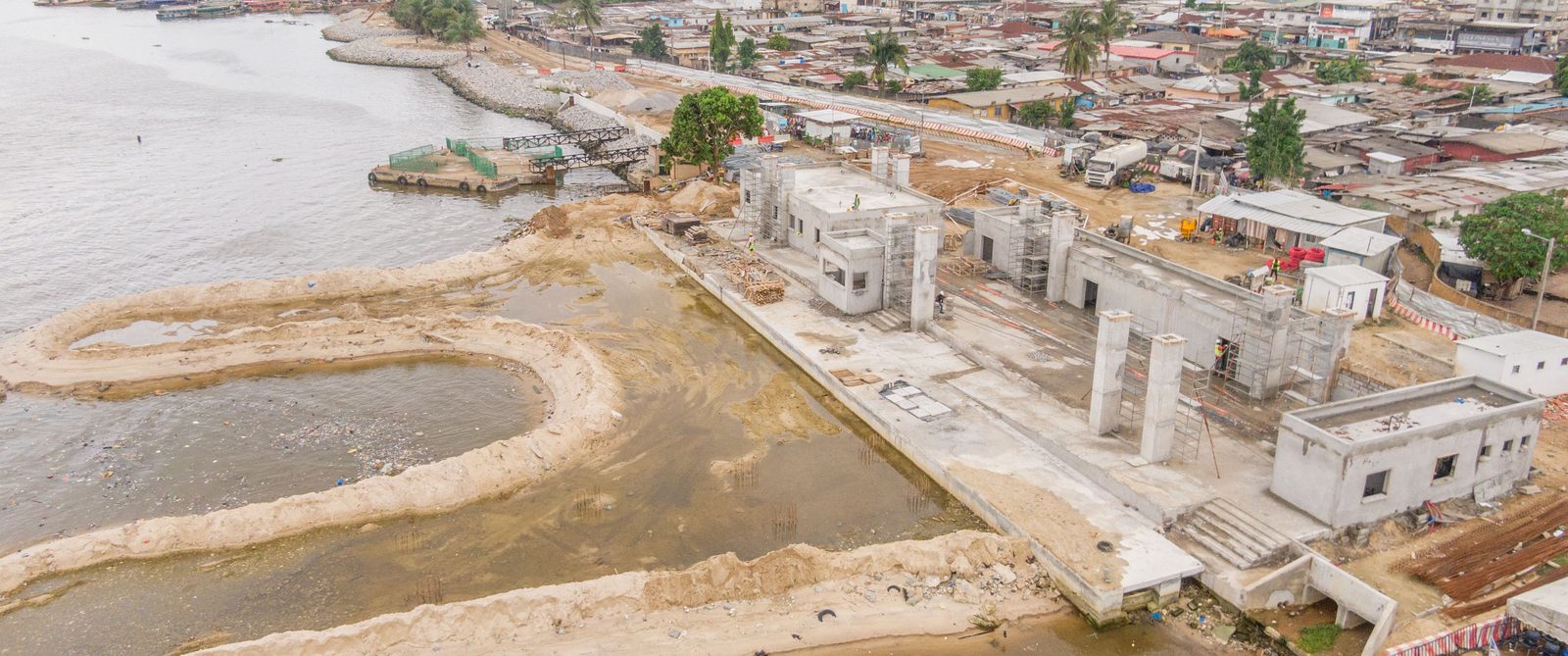 Quai et bâtiments en béton de la gare lagunaire en chantier