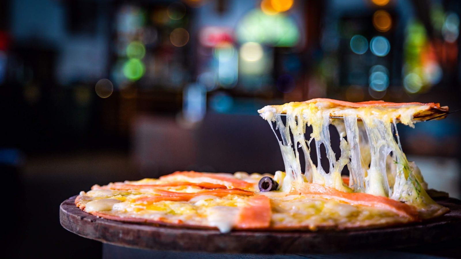 Une part de pizza au fromage filant
