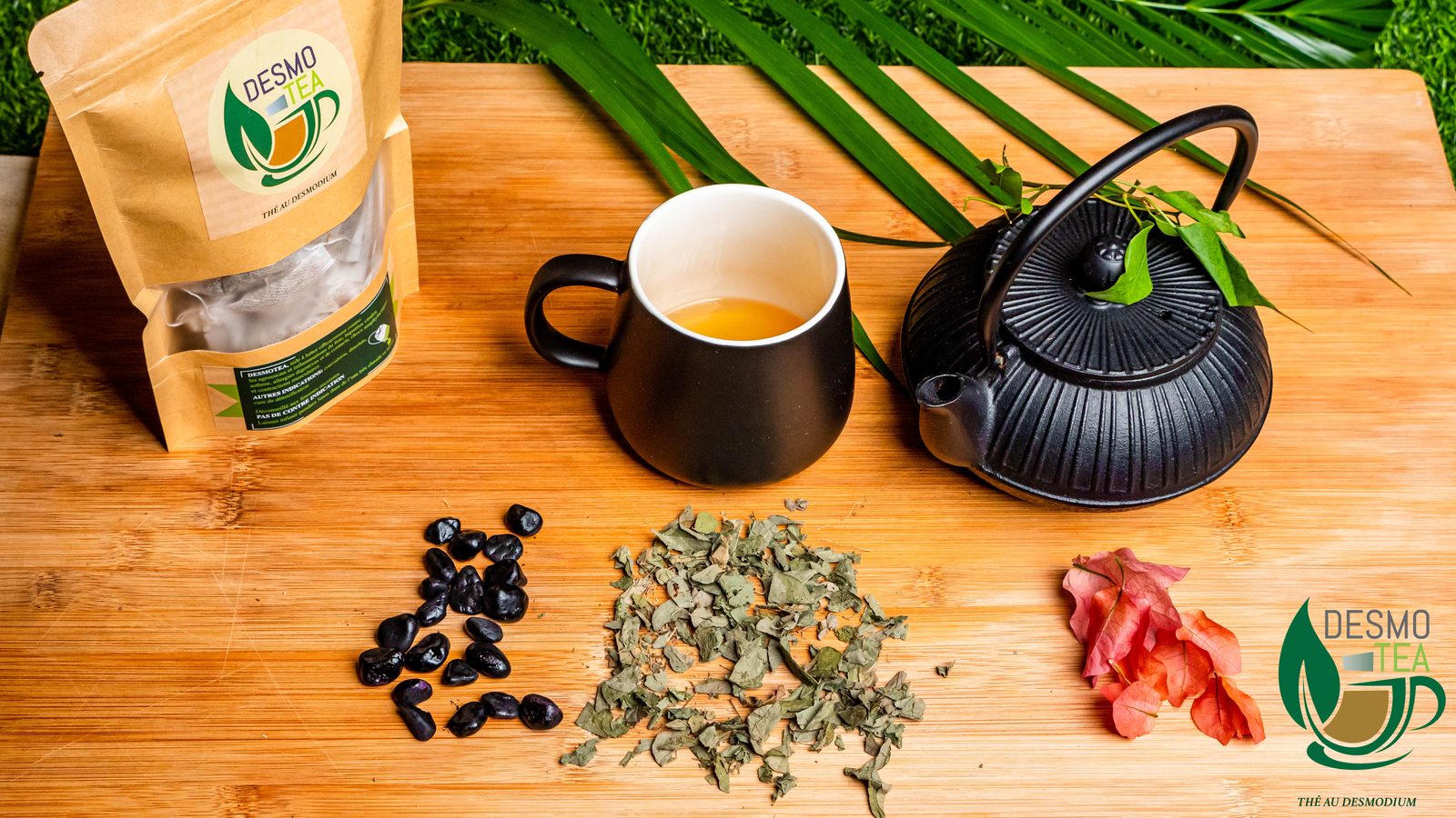 Mise en scène Desmo Tea : sachet, théière en fonte et plantes séchées