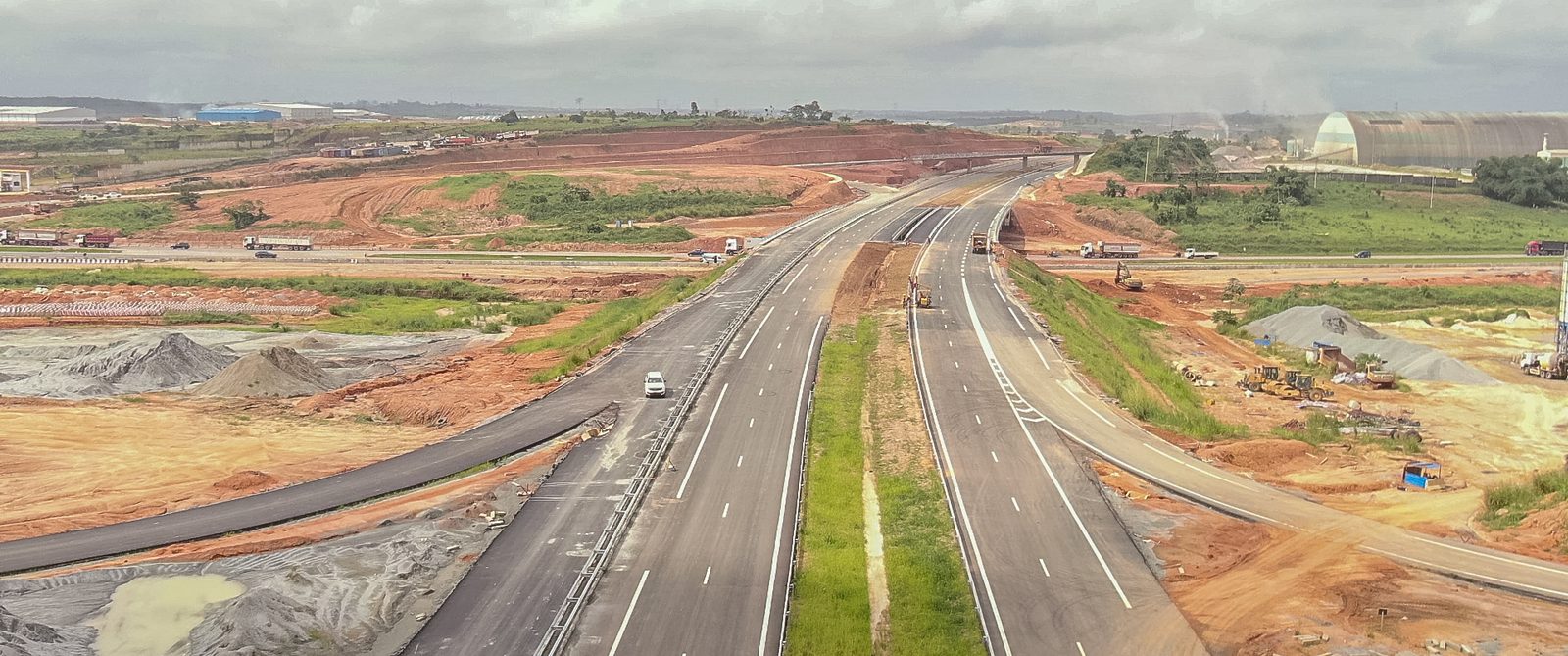 Les voies neuves de l'autoroute Y4 traversent un chantier de terre rouge