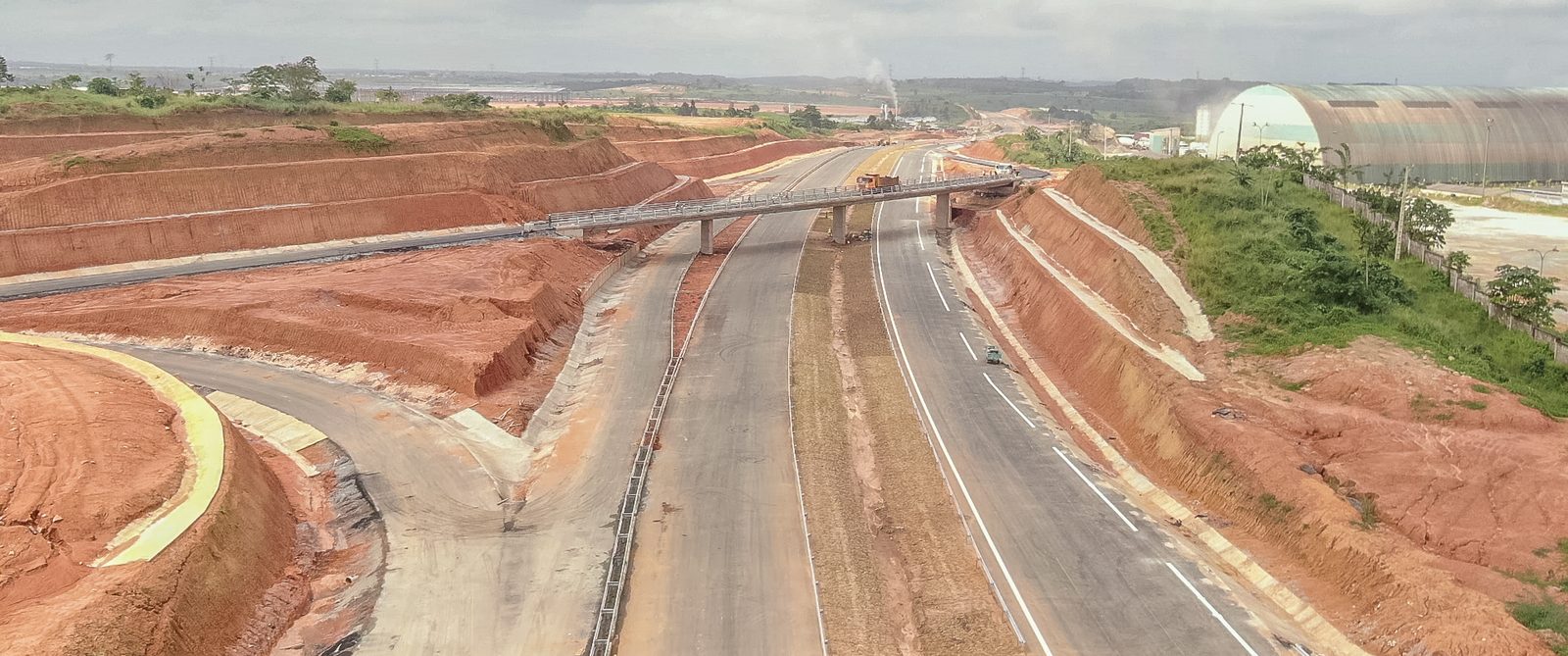 Une passerelle franchit l'autoroute Y4 entre deux talus taillés